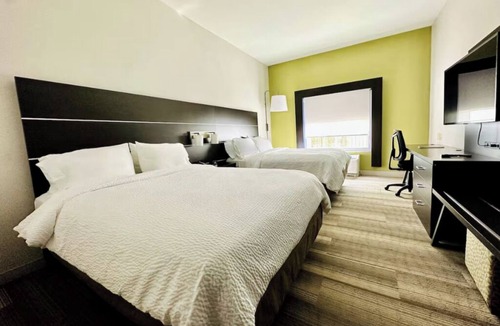 Lupton City Hotel | Modern Suite in Chattanooga Near Tennessee Aquarium for Family Adventures