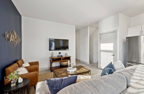 South Nashville House | Modern Townhome 2 mi. South of Downtown, Broadway Ave, Nissan Stadium- Sleeps 8