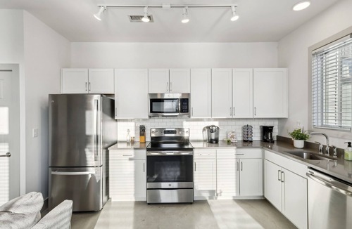 South Nashville House | Modern Townhome 2 mi. South of Downtown, Broadway Ave, Nissan Stadium- Sleeps 8