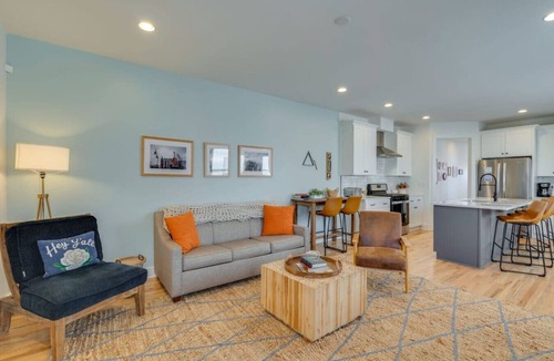 Nashville Villa | Modern Townhouse: 3-Bed Haven, Vibrant Pink Door!