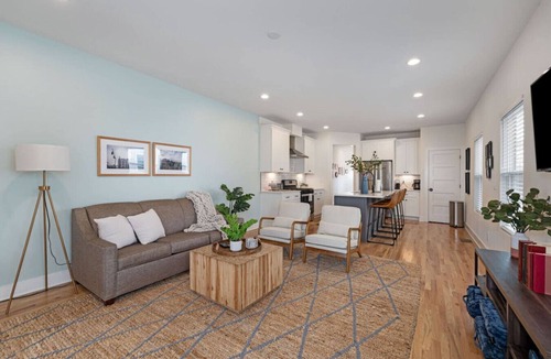 Nashville Villa | Modern Townhouse: 3-Bed Haven, Vibrant Pink Door!