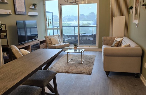 Whitby Condo | Modern Whitby 3 Bedroom Condo, close to the 401, Trafalgar Castle and Toronto!