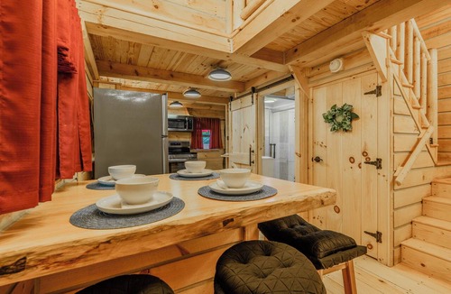 Elizabethton Cabin | Monarch Mountain Luxury Cabin with Hot Tub Pet Friendly Cabin A