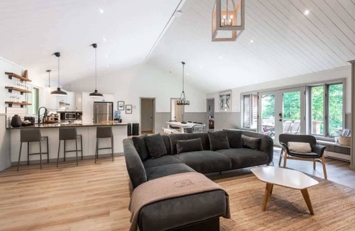 Lac-Superieur Ski Chalet | Mont-Tremblant Chalet: Hot Tub & Sauna