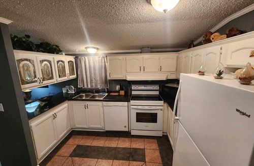 Raleigh Cabin | MONTHLY STAYS-Rear Cabin Only – Secluded 3BR/2BA Guest House Near Downtown