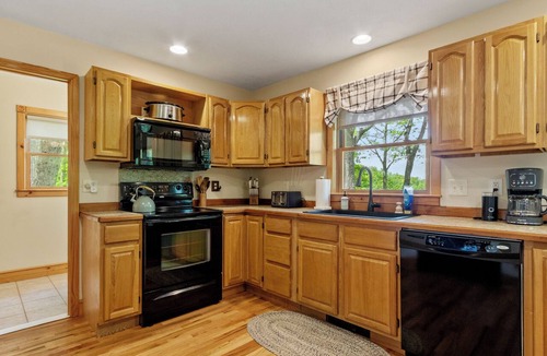 Burnsville Cabin | Moonshine Mtn Lodge ~ Stunning Mtn Views+Hot Tub+Gas Fire Table ~ Grill & WiFi!
