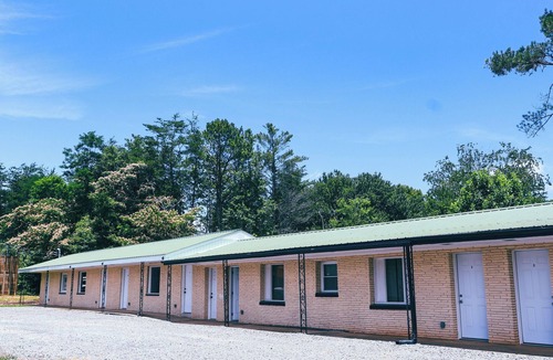 Isabella Apartment | Motel Room 3 with Bar & Grill and Laundromat