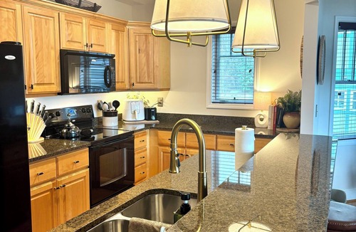 Foscoe Condo | Mount LiveJoy | Top-Floor Echota Retreat | 2 King Suites | Mtn Views | Near Ban