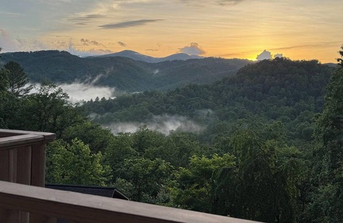 Ferguson Cabin | Mountain Cabin, Screen Porch, Hot Tub, Jacuzzi Tub, WiFi