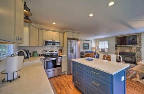 Newland Cabin | Mountain fun for the fam! Pool, Hiking, Golf & Blue Ridge Parkway!