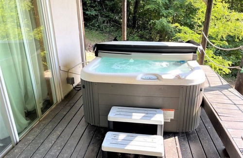 Fancy Gap House | Mountain house in Fancy Gap with beautiful view and hot tub on deck