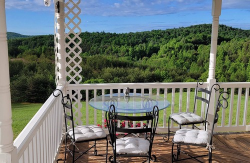 Lenoir Villa | Mountain Retreat. Relax and Recharge. Spacious House with Sunny Terrace. Views