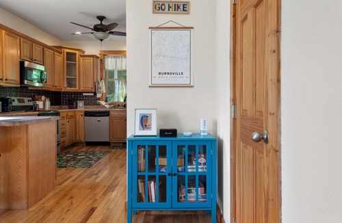 Burnsville Cottage | Mountain Serenity Awaits-Charming 3 BDR Cottage w/Scenic Views and Privacy