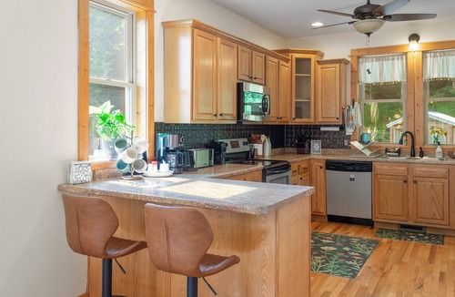 Burnsville Cottage | Mountain Serenity Awaits-Charming 3 BDR Cottage w/Scenic Views and Privacy