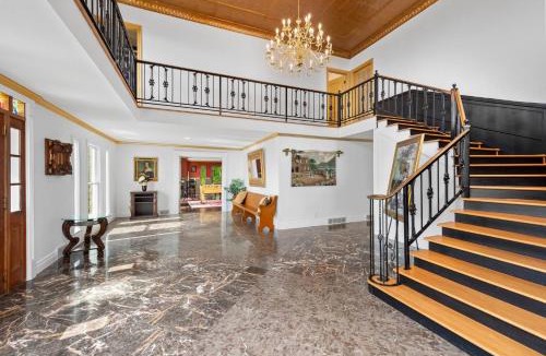Fletcher House | Mountain Top Mansion + Pet Friendly + Sleeps 24 + Asheville + Blue Ridge Parkway