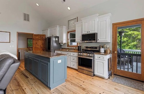Cliff Ridge Colony House | Mountain-top retreat with breathtaking mountain & valley views. Pet Friendly.Dec
