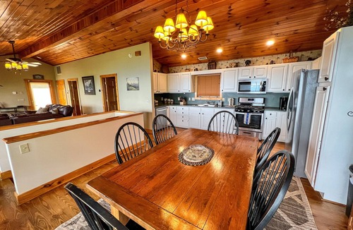West Jefferson Cabin | Mountain Views & Cooler Days 4BR/3BA w/Mtn Views, Hot Tub, Game Room, & WiFi