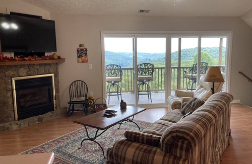 Blowing Rock Cottage | Mountainside Cottage! Great Views, Close to Appalachian Ski Mtn, Free WiFi!