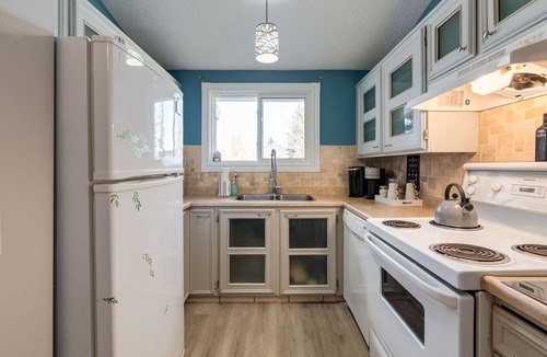 Ranchlands Condo | Movies|Projector+GameRoom|Sleeps 6|Free Parking
