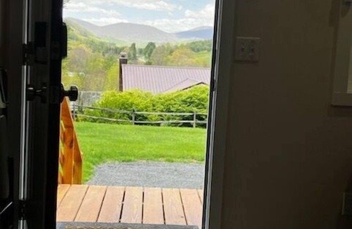 West Jefferson Cabin | Mtn Air, Endless Relaxationl! - Tiny House Near West Jefferson & w/Fire Pit