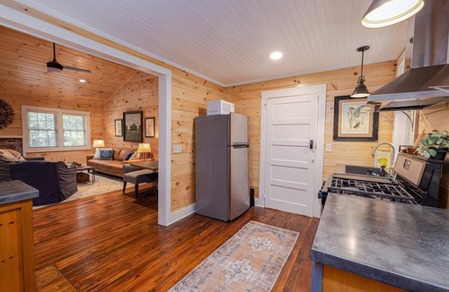 Mountain Rest Cabin | Mtn. Rest Cottage Laurel Suite