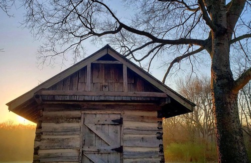 Columbia House | Muletown Manor Tennessee Charm Sleeps 10 Fish Pond Horse Sunset Views