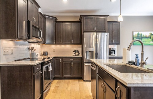 Southern Pines Villa | Mulligan Manor- 0.2 mile walk to Vitos Ristorante and Pizzeria and many others!