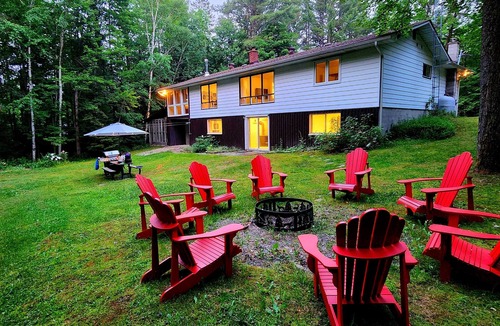 Bracebridge Cottage | Muskoka Mistywoods - 5BR Retreat w/AC + Firepit + BBQ + Wi-Fi