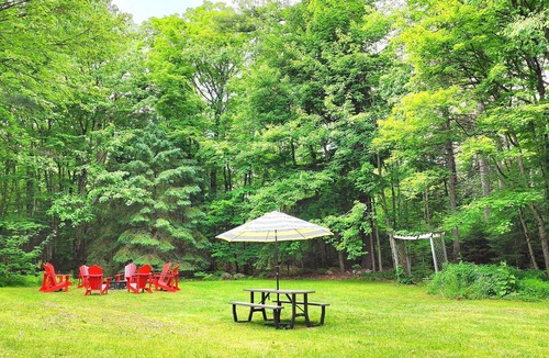 Bracebridge Cottage | Muskoka Mistywoods - 5BR Retreat w/AC + Firepit + BBQ + Wi-Fi