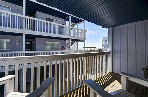 Wilmington Beach Condo | My Golden Jewel - Bright and beachy 1 bedroom ocean front condo with pool
