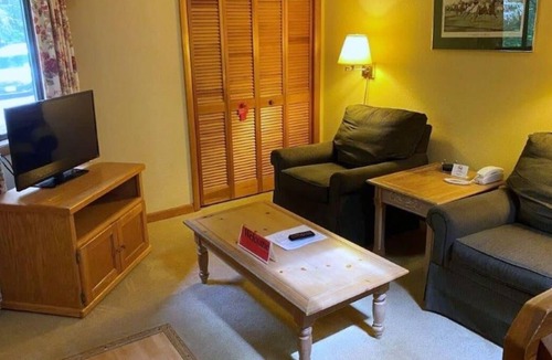 Sapphire Resort | Nature Escape! Motor Boats and Fishing On-Site, 3 Pools, Free Parking