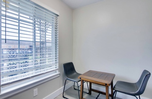 Sheffield Park Apartment | Near Hospitals & Dwtn: Stylish Charlotte Studio