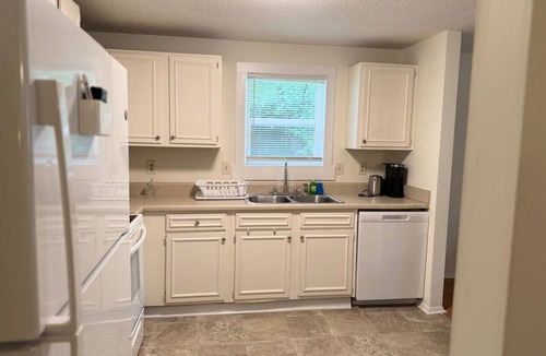 Charlotte House | Near Uptown Charlotte | 4BR Sleeps 9 | King Suite + Yard