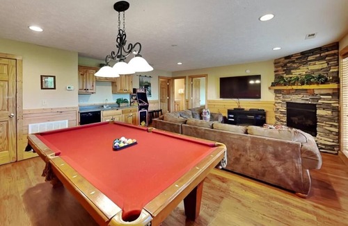 Black Bear Falls Cabin | Nestled in the heart of Gatlinburg, Eagles Point Lodge offers a stunning mountai