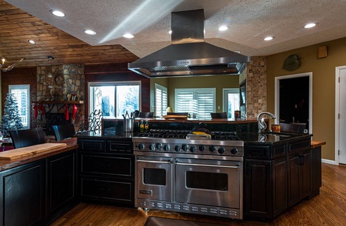 Vilas House | NEW! 18 acre PRIVATE country estate with HOT TUB and FIRE!
