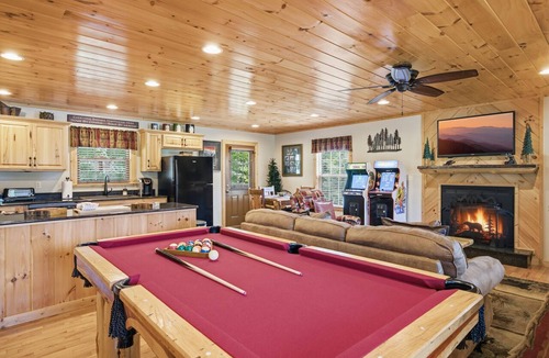 Wears Valley Cabin | New 1BR/1BA The Bear Stop Flat Paved Access Wears Valley Hot Tub WiFi Pool Table