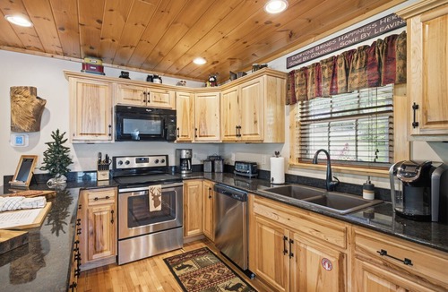Wears Valley Cabin | New 1BR/1BA The Bear Stop Flat Paved Access Wears Valley Hot Tub WiFi Pool Table