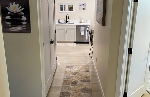 Saskatoon House | NEW 2 bedroom, (queens) 1 bathroom VRBO, comfy & serene. “ASPEN’s Suite Escape”