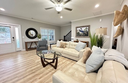 Waxhaw House | NEW 3 BDRM 3.5 Bath Townhome in Downtown Waxhaw, NC- 20min to Charlotte