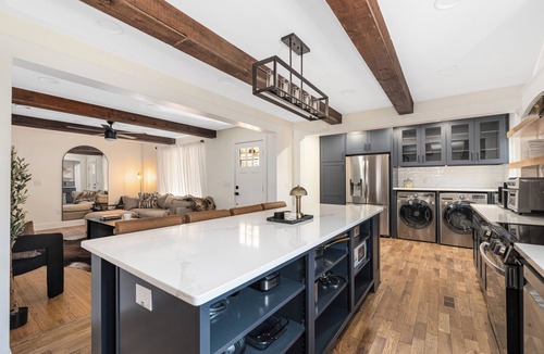 Charlotte House | New! -4500 sqft Luxurious/Upscale Mountain style in South CLT-2 Master- 5 Kings!