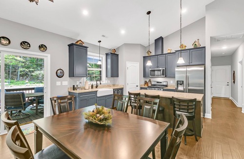 Brevard House | New Build House with Hot Tub/Kayaks near Private Lake