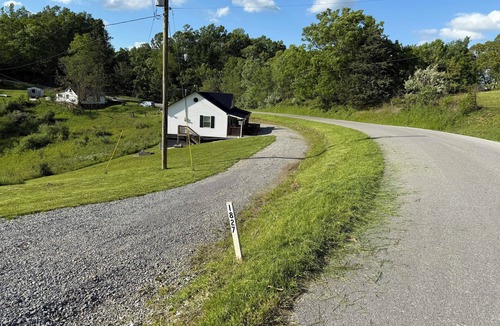 Bluewell Cabin | New Cabin built in 2022. 2 minutes away from multiple trailheads! Sleeps 8