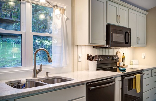 Mill Ridge Cabin | New! Cottage On The Rocks, Pet Friendly, Hot Tub, Central Location