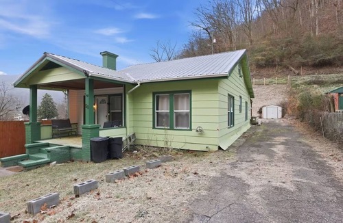 Matewan House | New! Cozy Green Cottage! 3-bedroom house in charming Matewan. Pet-Friendly!