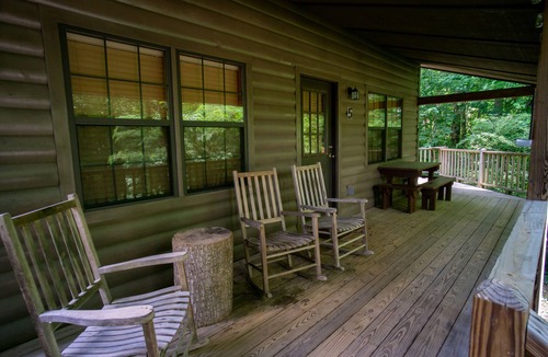 Helen Cabin | New Hottub, In the Woods feel, Walk to Town, Dogs Welcome, Fire Pit