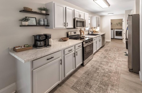 Kings Grant House | NEW Kings Landing - Sleeps 6 - We Love Dogs!