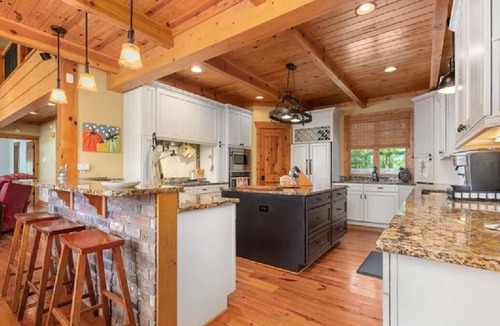 Macon House | 🌊 New Listing! Luxury Lake Gaston Home | Boathouse, Main Lake Cove Hot Tub 🏡🔥