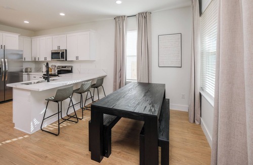 Boiling Springs House | NEW MODERN 1500 SQ FT RETREAT, 65” TV, Fire Pit, Family & Pet Friendly, Sleeps 6