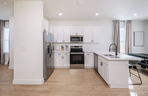 Boiling Springs House | NEW MODERN 1500 SQ FT RETREAT, 65” TV, Fire Pit, Family & Pet Friendly, Sleeps 6