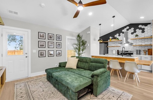 Hanahan Cottage | New Modern Haven Cottage near Downtown & Beaches. Quiet, Cozy and Pet Friendly